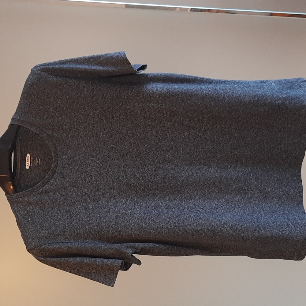 Old Navy t-shirt.short sleeve Gray. Medium.